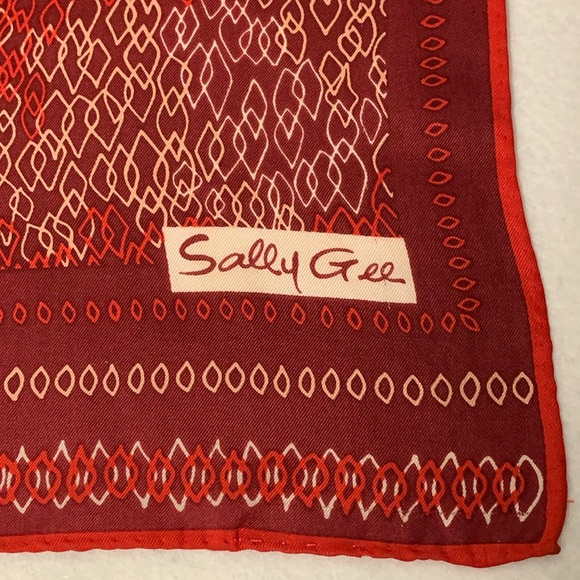 VTG Sally Gee Elegant Oblong Scarf in Red Color Scheme. Abstract chain design - Picture 5 of 12